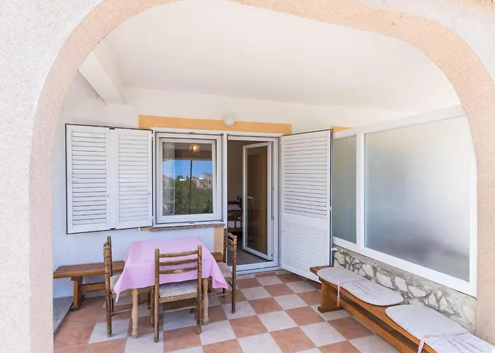 Two-bedroom In Okrug Gornji Apartament