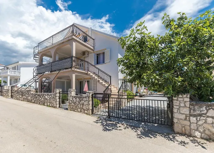 Two-bedroom In Okrug Gornji