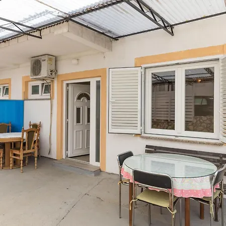 Two-bedroom In Okrug Gornji *