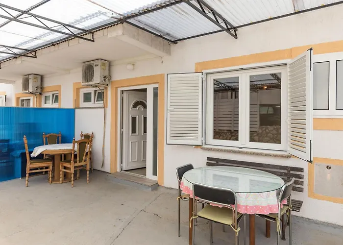 Two-bedroom In Okrug Gornji *